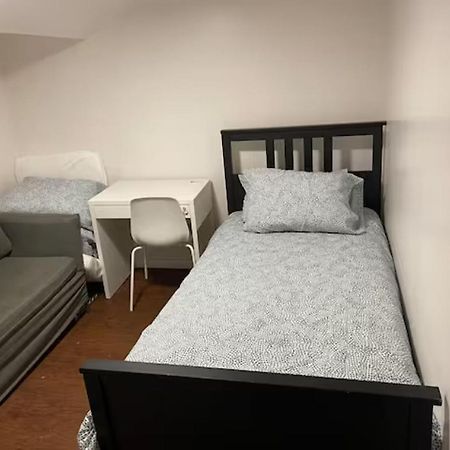 Basemewnt Room With Private Bathroom 36C تورونتو المظهر الخارجي الصورة