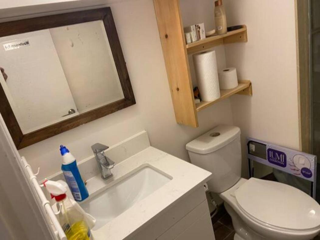 Basemewnt Room With Private Bathroom 36C تورونتو المظهر الخارجي الصورة