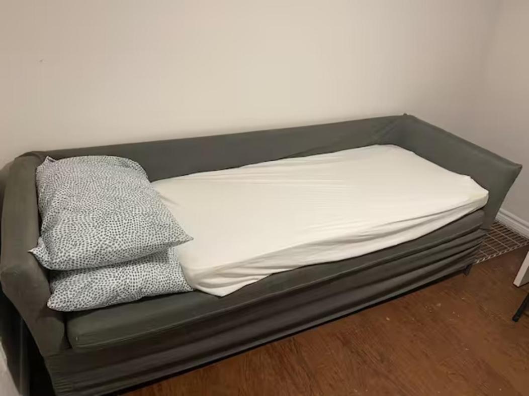 Basemewnt Room With Private Bathroom 36C تورونتو المظهر الخارجي الصورة